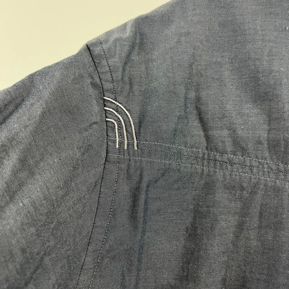 The North‎ Face Short Sleeve Large Men's Button Up Gray Chambray Twill 2 Pockets